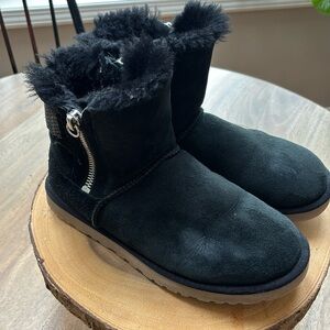 UGG AZTEK WOVEN BLACK SUEDE/ SHEEPSKIN MINI ZIP BOOTS
Ugg mini